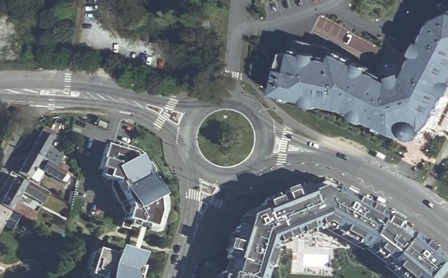 Vue aérienne du Rond-point anonyme n°169739226