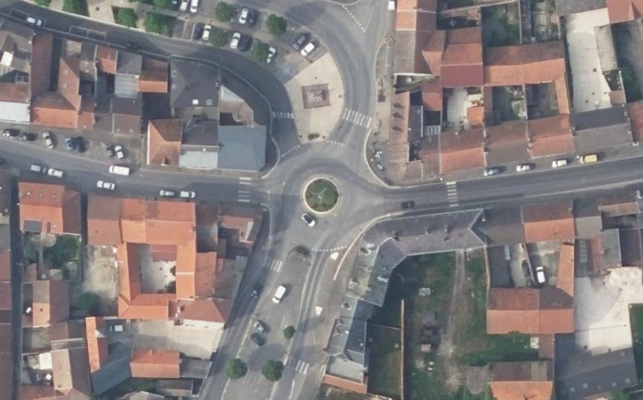 Vue aérienne du Rond-point anonyme n°169766361