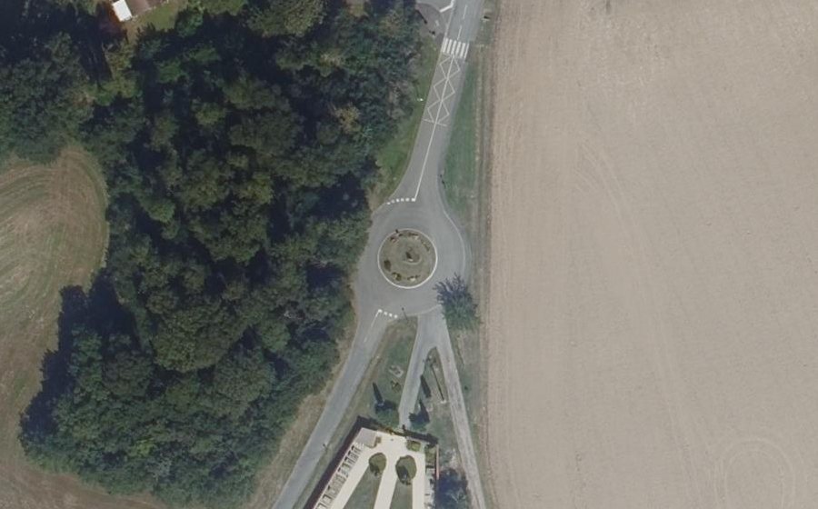 Vue aérienne du Rond-point anonyme n°169771580