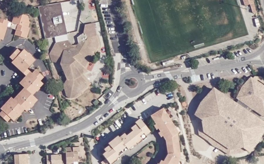 Vue aérienne du Rond-point anonyme n°169841617