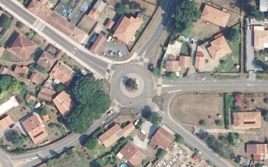Vue aérienne du Rond-point anonyme n°169847584
