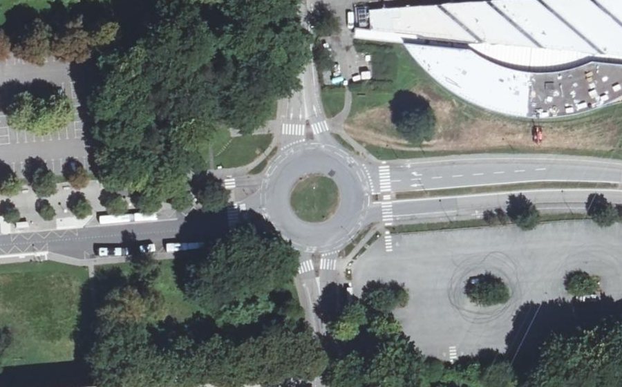 Vue aérienne du Rond-point anonyme n°169865098