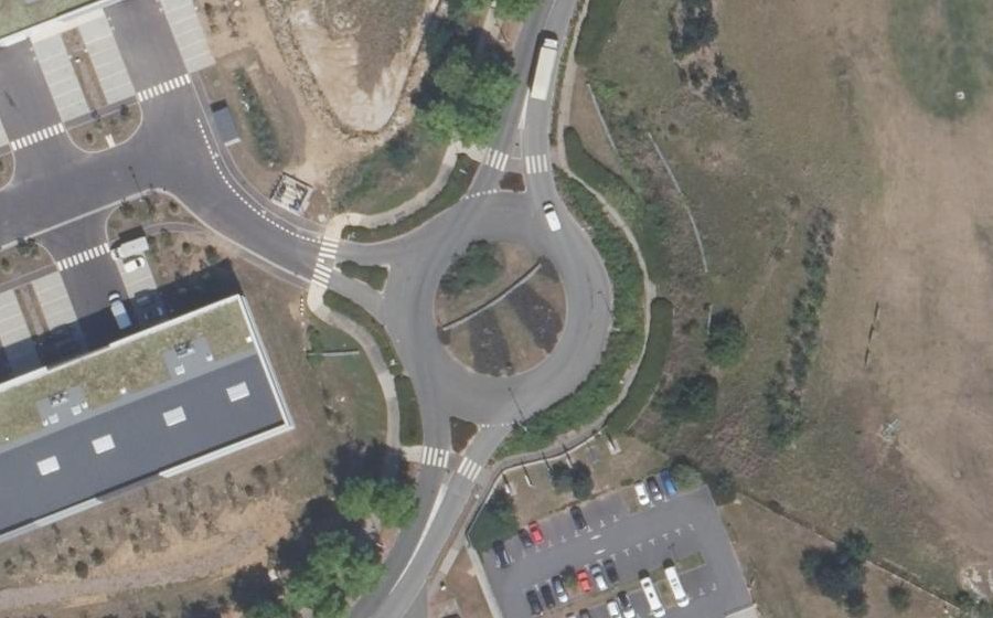 Vue aérienne du Rond-point anonyme n°169868430