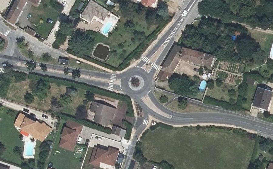 Vue aérienne du Rond-point anonyme n°169874589