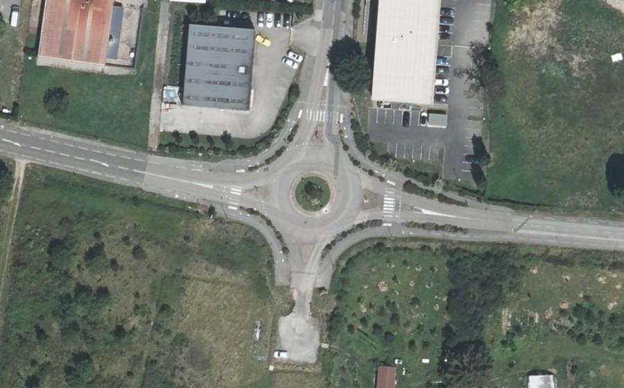 Vue aérienne du Rond-point anonyme n°169874596