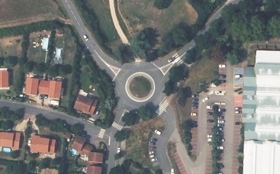 Vue aérienne du Rond-point anonyme n°169874597