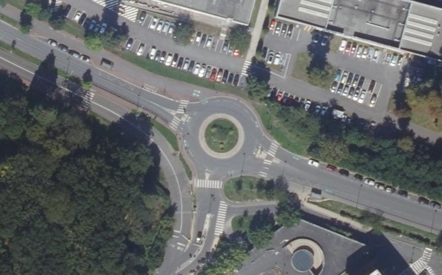 Vue aérienne du Rond-point anonyme n°169902931