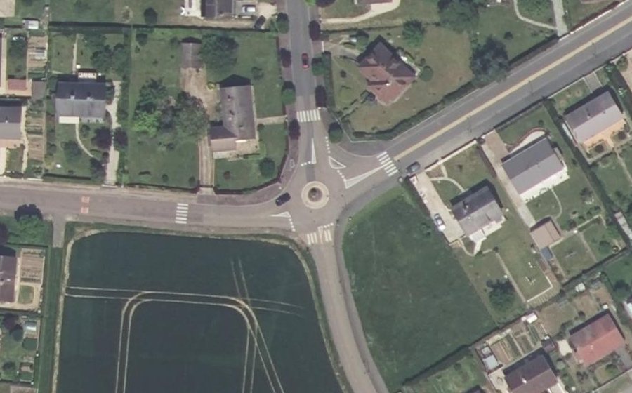 Vue aérienne du Rond-point anonyme n°169912119