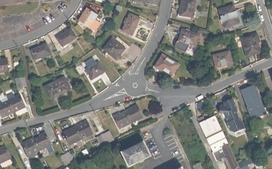 Vue aérienne du Rond-point anonyme n°169934317