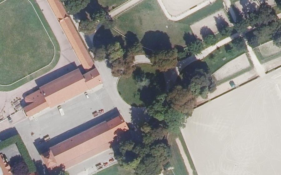 Vue aérienne du Rond-point anonyme n°169972532
