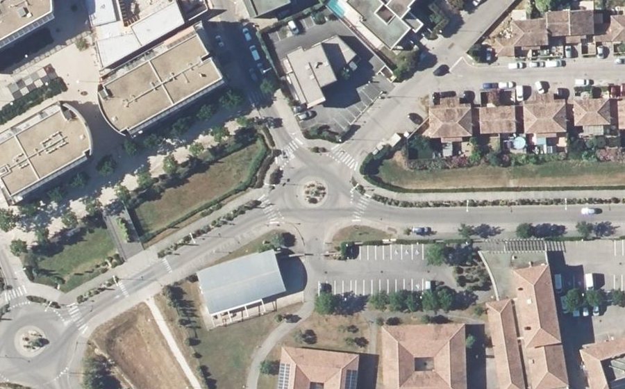 Vue aérienne du Rond-point anonyme n°169989956