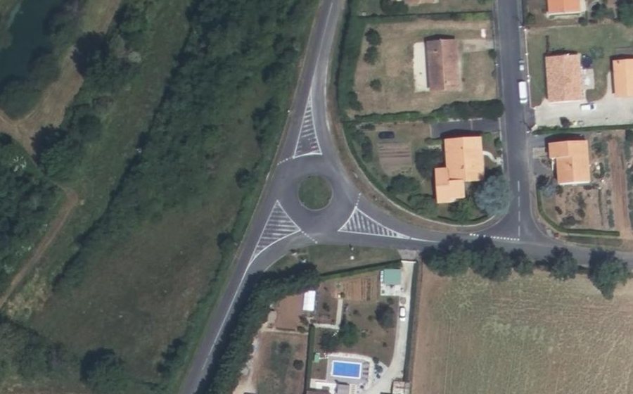 Vue aérienne du Rond-point anonyme n°169992509