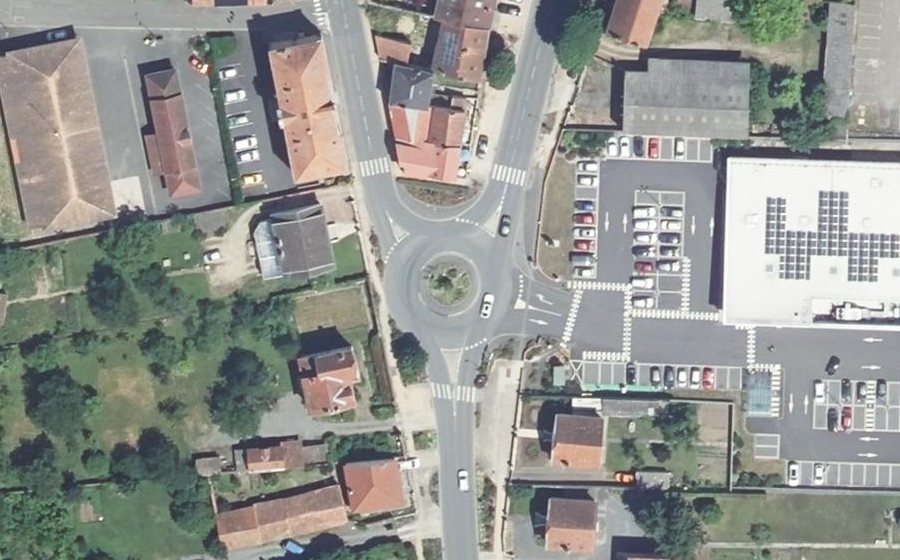 Vue aérienne du Rond-point anonyme n°169995002