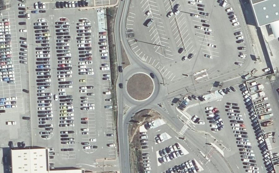 Vue aérienne du Rond-point anonyme n°169998541