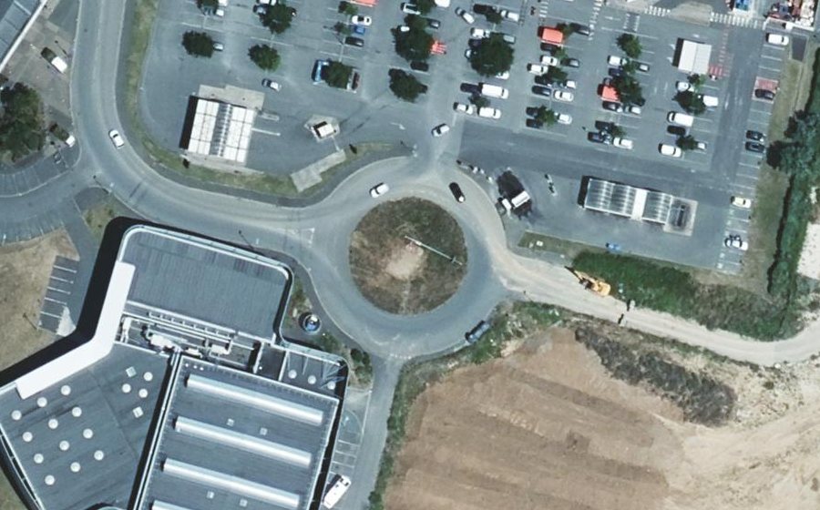 Vue aérienne du Rond-point anonyme n°170075703