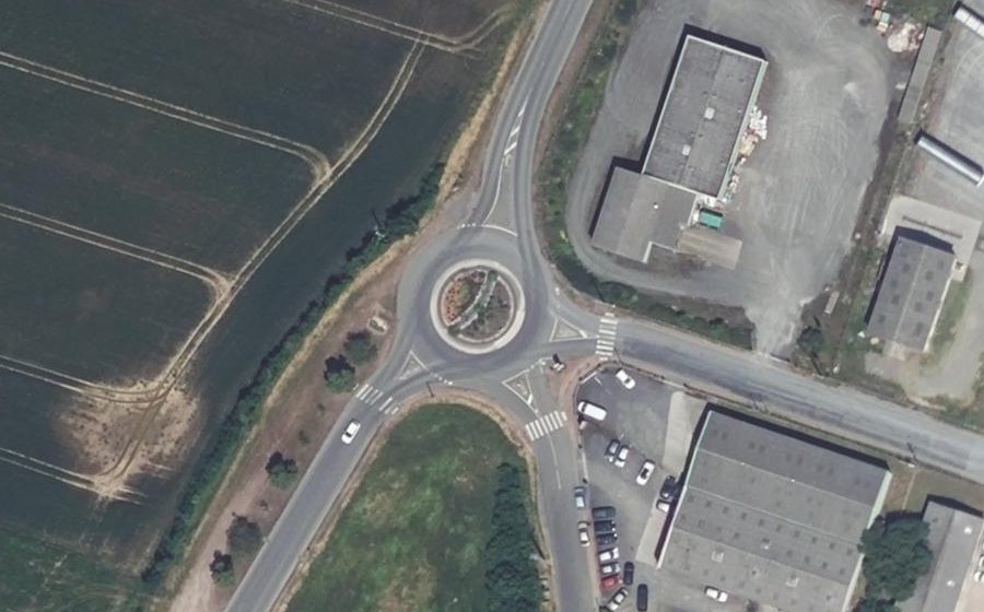 Vue aérienne du Rond-point anonyme n°170083449