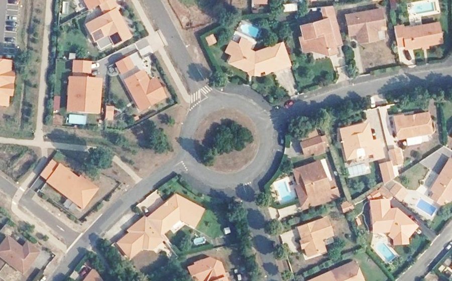 Vue aérienne du Rond-point anonyme n°170259406