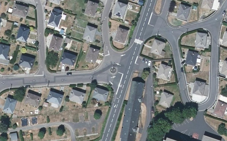 Vue aérienne du Rond-point anonyme n°170299468