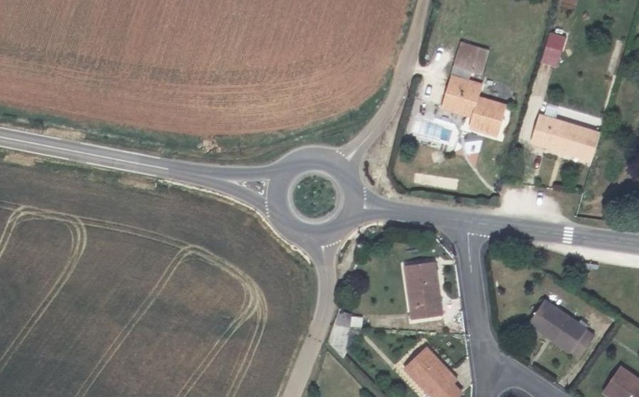Vue aérienne du Rond-point anonyme n°170330396