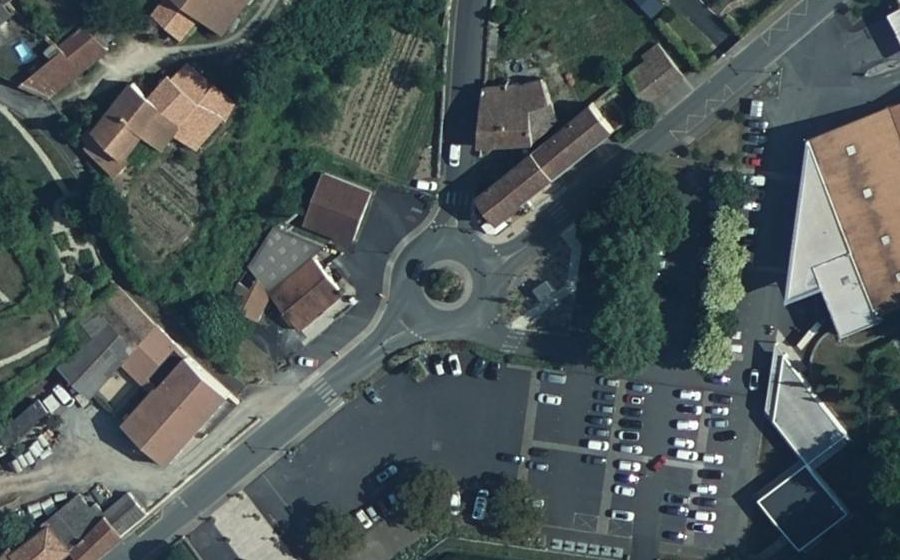 Vue aérienne du Rond-point anonyme n°170353246