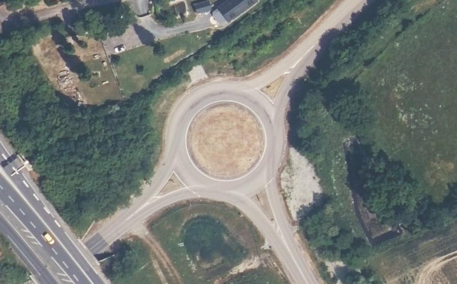 Vue aérienne du Rond-point anonyme n°170359242