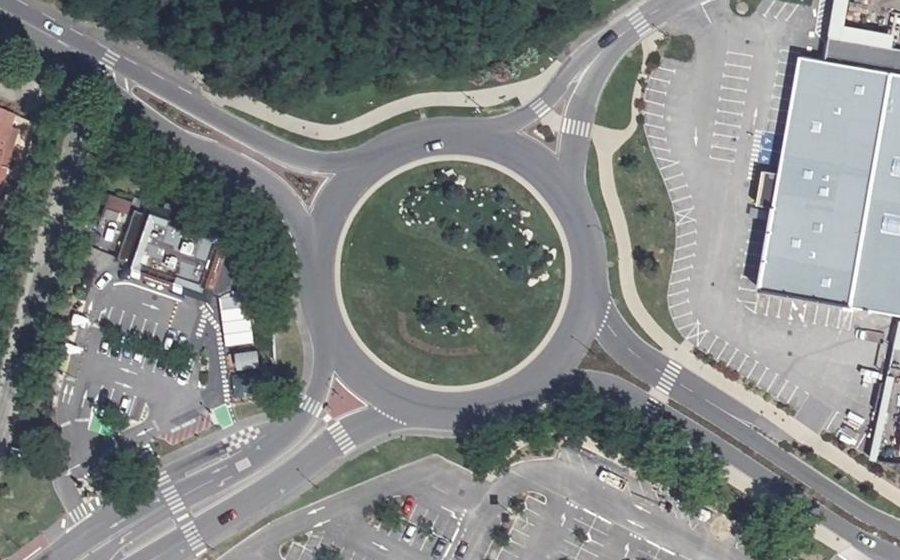 Vue aérienne du Rond-point anonyme n°170376691