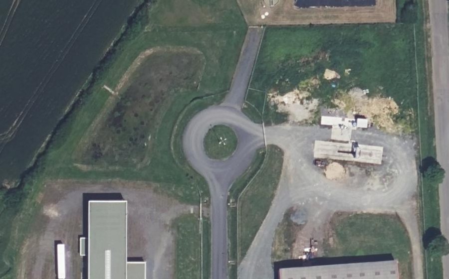 Vue aérienne du Rond-point anonyme n°170458818