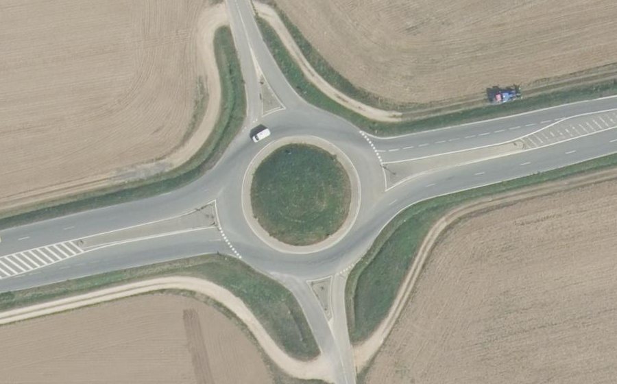 Vue aérienne du Rond-point anonyme n°170465475
