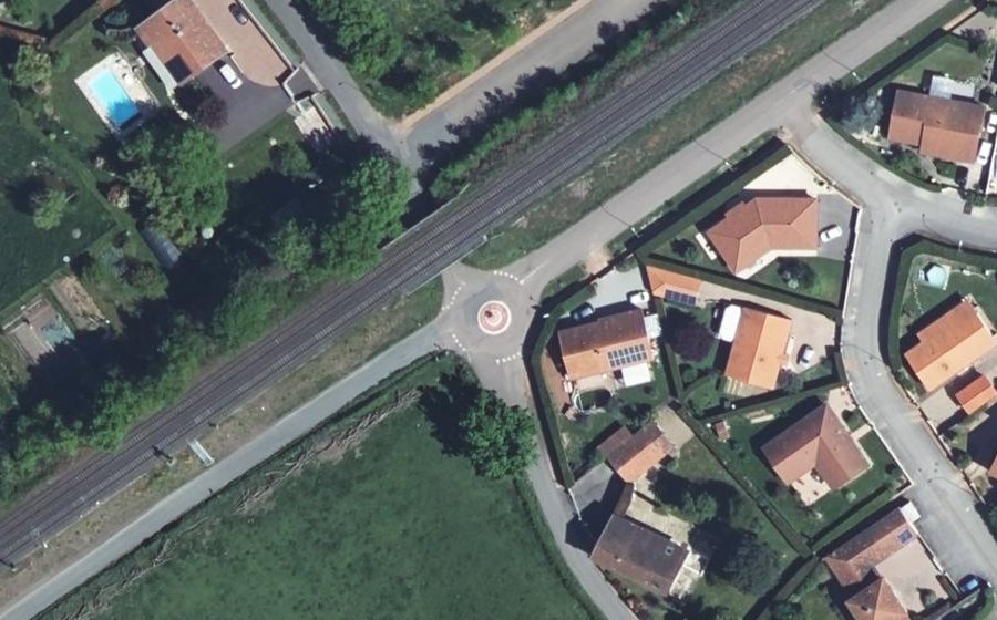 Vue aérienne du Rond-point anonyme n°170477340