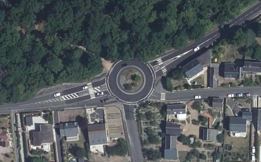 Vue aérienne du Rond-point anonyme n°170478405
