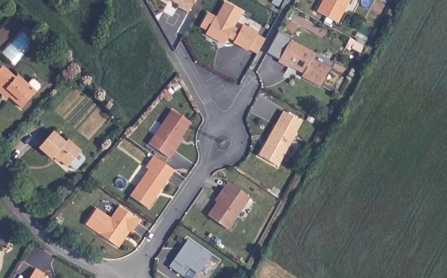 Vue aérienne du Rond-point anonyme n°170491138