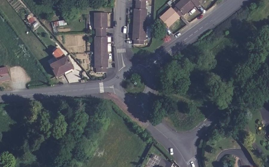 Vue aérienne du Rond-point anonyme n°170491139