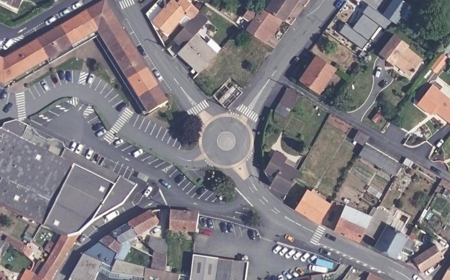 Vue aérienne du Rond-point anonyme n°170491141