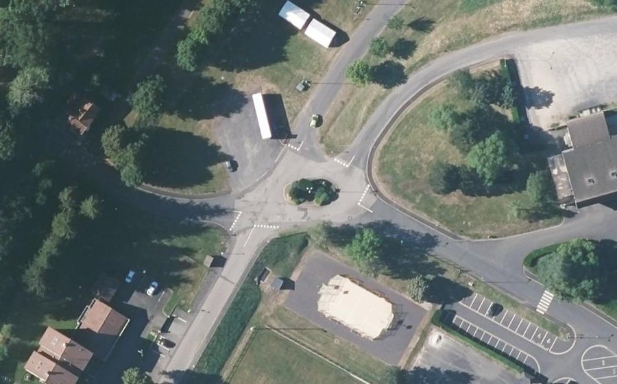 Vue aérienne du Rond-point anonyme n°170507689