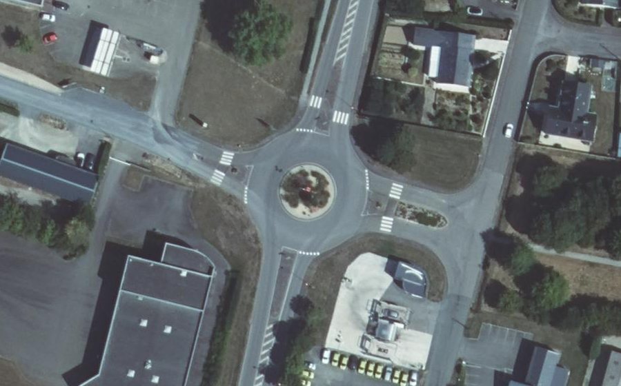Vue aérienne du Rond-point anonyme n°170544339