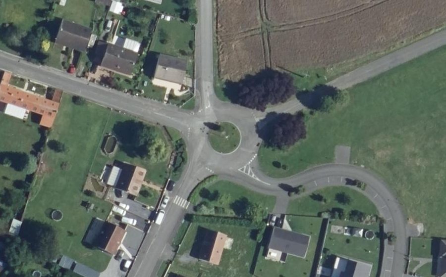 Vue aérienne du Rond-point anonyme n°170559279