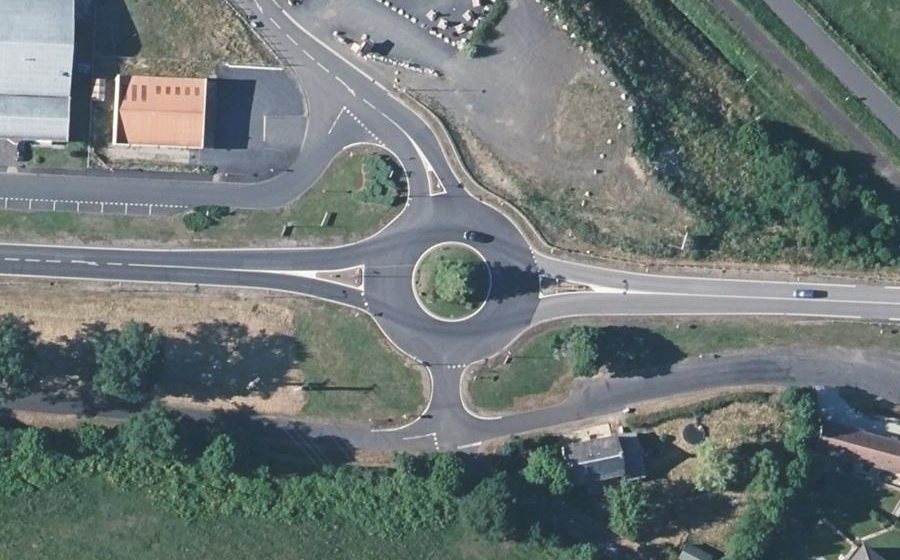 Vue aérienne du Rond-point anonyme n°170583986