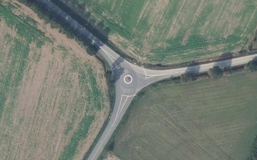 Vue aérienne du Rond-point anonyme n°170590741