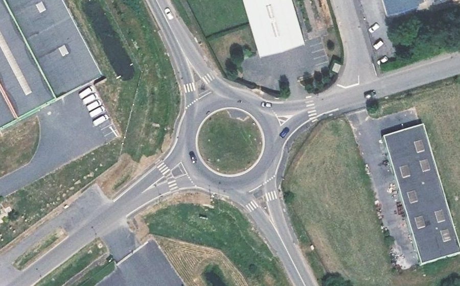 Vue aérienne du Rond-point anonyme n°170611523