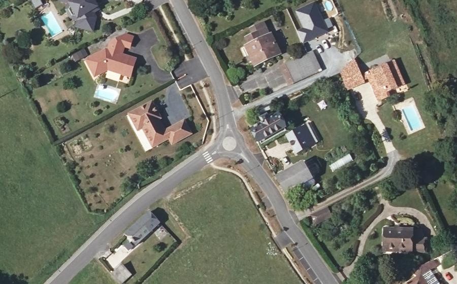 Vue aérienne du Rond-point anonyme n°170640730