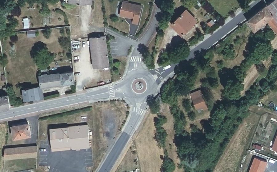 Vue aérienne du Rond-point anonyme n°170659309