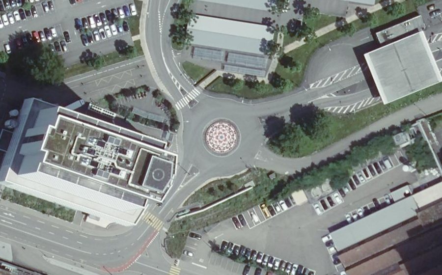 Vue aérienne du Rond-point anonyme n°170675730