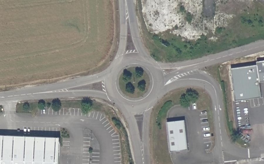 Vue aérienne du Rond-point anonyme n°170771676