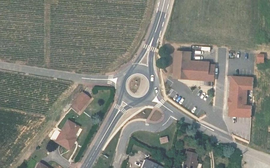 Vue aérienne du Rond-point anonyme n°170772928