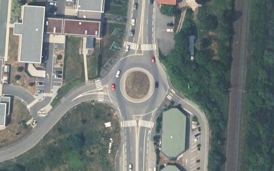 Vue aérienne du Rond-point anonyme n°170772929