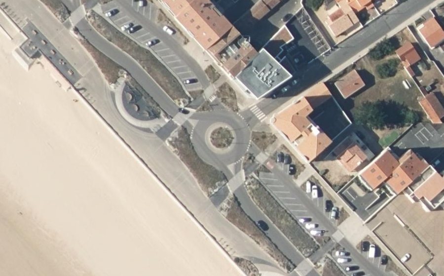 Vue aérienne du Rond-point anonyme n°170789923