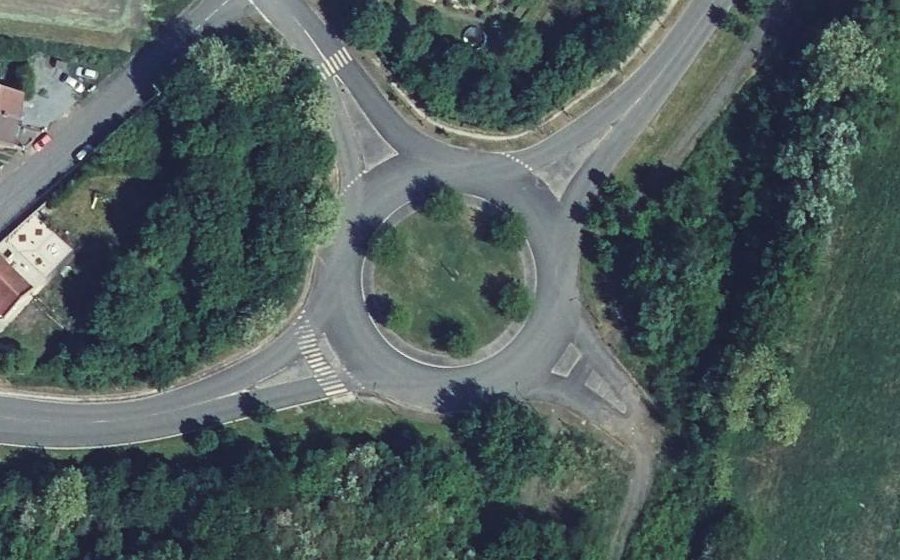 Vue aérienne du Rond-point anonyme n°170790693