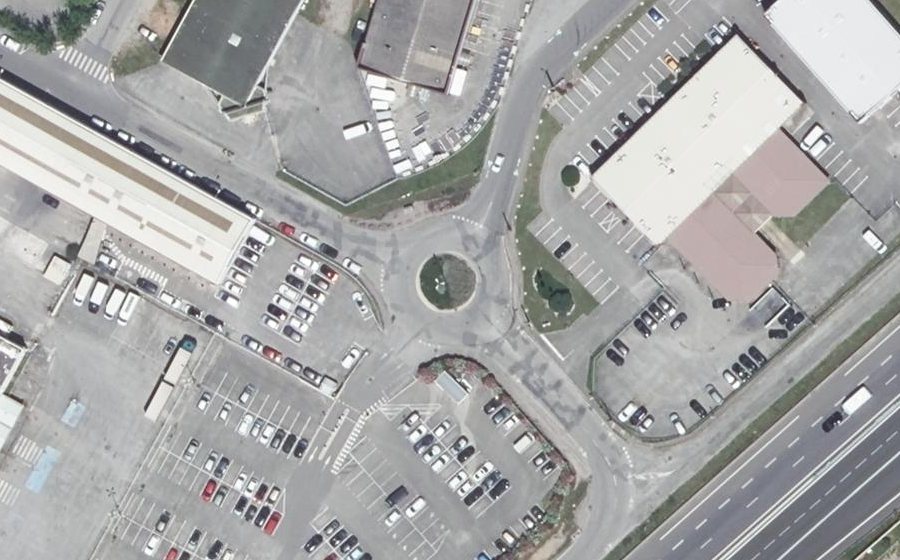 Vue aérienne du Rond-point anonyme n°170848039