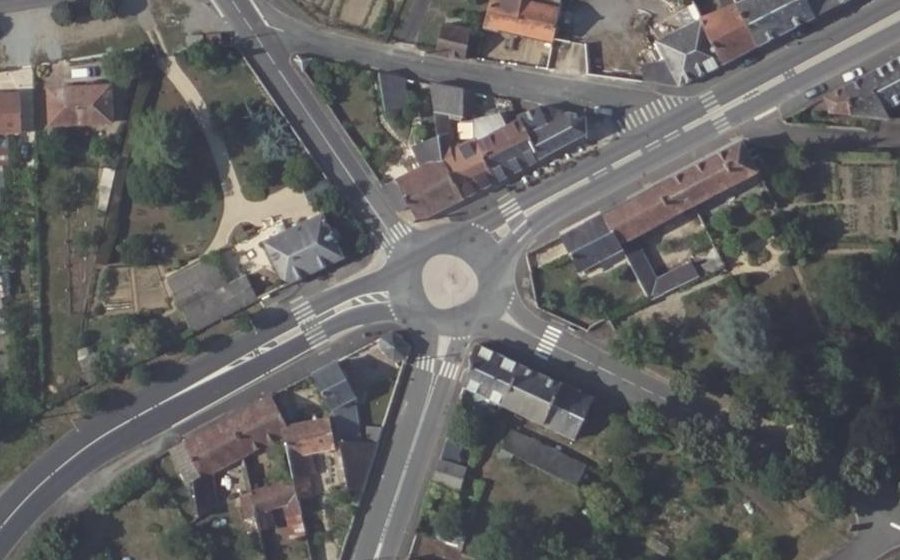 Vue aérienne du Rond-point anonyme n°170863885