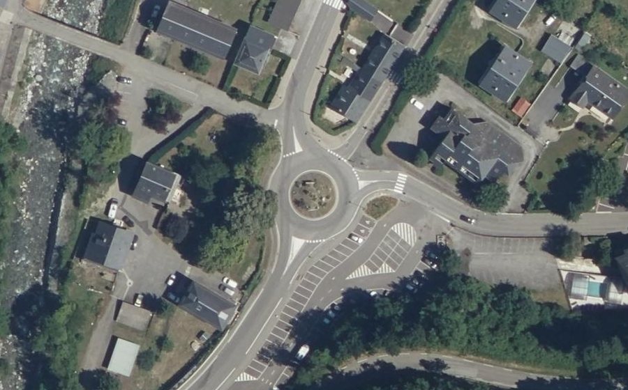 Vue aérienne du Rond-point anonyme n°170944030